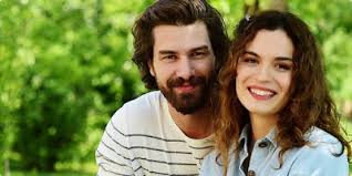 Warda tam da evleneceği günde sevdiği oğlana kaçar ancak sevdiği kişi onu reddeder. Suri Hati Mr Pilot Ù…ØªØ±Ø¬Ù… Ø¨Ø§Ù„Ø¹Ø±Ø¨ÙŠØ©