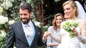 Με την αφωνία εννοούμε να αποφεύγονται πλήρως και τα εξής: Marianna Goylandrh Filippos Laimos O Gamos Kai Oi 1 Ekatommyrio Elpides
