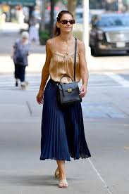 Katie Holmes Can T Stop Wearing Pleated Skirts In 2020 Katie Holmes Style Katie Holmes Celebrity Inspired Outfits