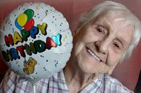 Nenek 99 Tahun Hidup Sendiri "Ditemani" Balon Selama 20 Tahun — Mimbar  Rakyat