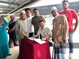 Aku pun tak ingat di mana aku dapat info pasal ini, tapi kes viral viral jugaklah. Nga Kor Ming Umum Sumbangan Kepada Masjid Di Parlimen Teluk Intan