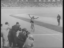 Contient les itinéraires, coureurs, équipes et les infos des tours passés. Tour De France Course Cycliste Europe 1952 Sd Stock Video 699 075 261 Framepool Stock Footage