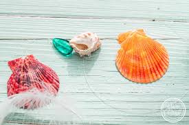 Lässt sich der dübel nicht widerstandslos in das loch drücken, klopfen sie leicht mit dem. Deko Und Diy Blog Kreative Deko Ideen Fur Ein Schones Zuhause Sommerliches Windspiel Aus Muscheln Und Glassteinen Selber Machen White And Vintage