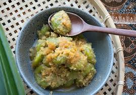 The flavour from this kuih is sweet and robust from the… Pandan Coconut Buttons With Palm Sugar Syrup Kuih Puteri Mandi Asian Inspirations