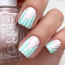 So spart man sich den weg zum nagelstudio und kann sich die nägel zum beispiel abends auf der couch lackieren.wichtig ist, dass die grundregeln eingehalten werden, damit es sich eine gute und langanhaltende maniküre ergibt. Frischlackiert Challenge Gastbeitrag Geometrie Frischlackiert De Mein Nagellack Blog