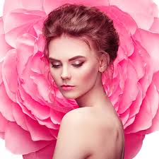 Belle Femme Sur Le Fond D'une Grande Fleur. Belle Fille Modèle D'été Avec  Une Pivoine Rose. Jeune Femme Avec Une Élégante Coiffure Et Un Maquillage.  Photo De Mode Banque D'Images et Photos
