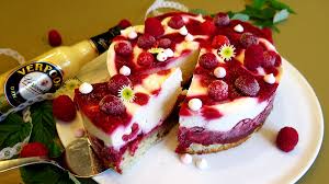 Joghurt und himbeere, das hört sich ja erst einmal ganz harmlos nach einer leichten sommertorte an. Eisige Quark Joghurt Himbeer Eierlikortorte Mit Cranberry Cashew Biskuit Kuchenrezepte Mit Eierlikor Verpoorten