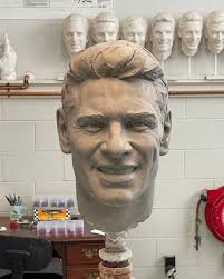 What an exciting moment with 2024 #Indy500 champion @JosefNewgarden! 🏆 He  joined legend Will Behrends's studio in North Carolina virtually to see his  full-size likeness for the first time. Can't wait to