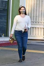 They have a darker timbre than a. Lana Del Rey Out And About In Studio City 01 10 2021 In 2021 Lana Del Rey Lana Del Studio City