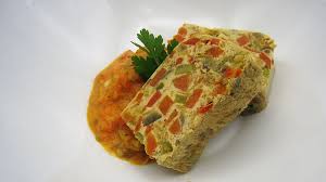 Cómetelo es un programa de cocina para toda la familia en el que cada día nuestro joven chef enrique sánchez, al que le avala una dilatada experiencia profesional, nos propone una receta original y de fácil elaboración con productos cien por cien andaluces. Pastel De Verduras Con Salsa De Tomate En Cometelo