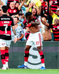 AMISTOSO?! 👀 QUE NADA, &Eacute; BRASIL X ARGENTINA! 🤣🔥 Autor do segundo gol do  Flamengo, Bruno Henrique mostrou a tatuagem do trof&eacute;u que conquistou  justamente sobre o River em 2019. QUE CLIMINHA,