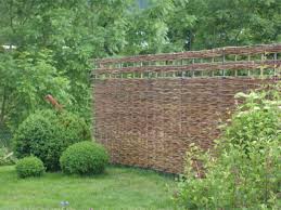 Grosse Weidenflechtwand Als Sichtschutz Weiden Flechten Weiden Weidenzaun