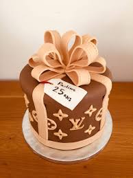 Gateau Pate A Sucre Boite Louis Vuitton Cake Desserts Food