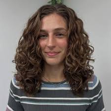 Sarahhhhhh! THANK YOU so much for showing us that a firm hold styler does  NOT mean crunchy curls! 🙅‍♀️ Sarah styled her hair with our Lemon Drop  Foam and Silver Slay's Vanilla