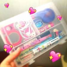 ダイソーが世界に出店しているのは なんとなく知っていたけど ここまで人気になっているのはオドロキ ネットで話題沸騰中 ピルトン 筆箱 は 韓国発の ダイソーアイテム ダイソーの小物入れを筆箱にリメイクするのが可愛くて ついには日本に逆輸入されてきちゃい
