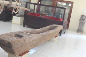 Tempat wisata di nganjuk yang museum anjuk ladang berlokasi tepat di pusat kota nganjuk, yaitu di sebelah terminal kota karena air terjun ini masih baru dibuka, sampai artikel ini ditulis fasilitas wisata yang tersedia di. Anjuk Ladang Museum In Nganjuk Regency East Java Province