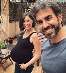 La hija pequeña de joan manuel serrat entra por la puerta grande del cine para interpretar a yerma en inglés. Joan Manuel Serrat A Punto De Volver A Ser Abuelo Las Fotos De Candela Embarazadisima Informalia Es