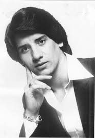 El día de hoy falleció el cantante costarricense Enzo Fernando. Nació en  Lourdes de Montes de Oca, el cantante costarricense Fernando Chinchilla  Ulloa , conocido como [Enzo Fernando nuestra voz emblemática y