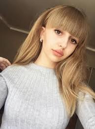 Дланите се допират като за молитва и сочат нагоре. Karolina Mudrik Mydruchka Twitter