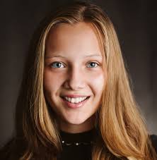 Anna Mares's Instagram, Twitter & Facebook