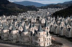 Перевод контекст abandoned c английский на русский от reverso context: Haunting Photos Reveal A Massive Abandoned Town Of Disneyesque Castles Architectural Digest