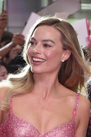 Margot Robbie: Seht hier ALLE ihre legendären Barbie-Looks der Press Tour  zum Film