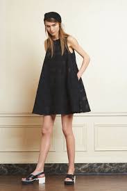 Robe trapèze tendance dans une coupe courte avec encolure haute, manches longues et jupe à robe trapèze courte. La Robe Trapeze Est De Nouveau A La Mode Archzine Fr