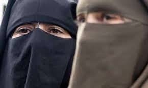A burqa (also spelled burka (برقع)) is an outer garment worn by some muslim women in particular islamic traditions to cover their body when going outside of the home or other safe areas. L Initiative Anti Burqa Est Acceptee Radio Lac