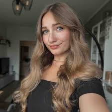 Lisa Merker's Instagram, Twitter & Facebook