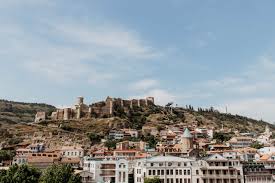Das land grenzt im westen an das schwarze meer, im süden an die türkei und an armenien, im osten an aserbaidschan und im norden an russland, wo der kaukasus eine natürliche grenze darstellt. Things To Do In Georgia 5 Trips Around Tbilisi Itchy Feet Reiseblog