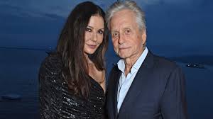 Michael Douglas y Catherine Zeta-Jones, así vive el matrimonio que comparte cumpleaños: un apartamento en Londres con Carlos III como vecino, bailes románticos en casa cada viernes por la noche y vacaciones