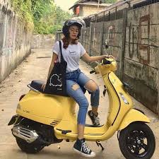 Pin Oleh Day Trip Amsterdam Di Scooter Chicks Vespa Fotografi Jalanan Wanita