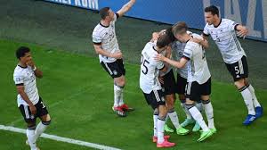 Und spielen die deutschen auch selber? 4 2 Gegen Portugal Erster Sieg Fur Dfb Elf Bei Der Em Sport Sz De