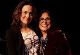 Regina blois duarte, filha de jesus duarte (militar) e dulce blois (professora de piano), nasceu na cidade de franca, interior de são paulo, mas viveu dos seis aos dezoito anos em campinas. Regina Duarte Prestigia Peca Atraves Do Espelho Que Conta Com Elenco Estrelado Pela Filha Gabriela Duarte Jetss