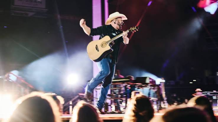 Review: Garth Brooks Defies Mother Nature at Nashville Make-Up Show