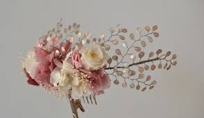Esta preciosa flor hace que la peineta se vea más grande y espectacular, para que deslumbres sea cual sea la fiesta en la que la luzcas. Novias A Medida Los Tocados De Anaida