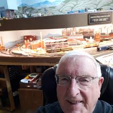 Any help identifying a store with a carved bear?