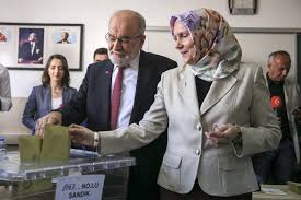 Fatih altaylı'nın diyorlar ki, nasıl milliyetçilikten bahsediyor eşi i̇ngiliz. sözleri üzerine konuya giren temel karamollaoğlu, eşinin i̇ngiliz olduğunu saklamadığını belirtti. Dakika Dakika 24 Haziran Secimleri Evrensel