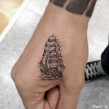 Bên cạnh những hình xăm như đôi cánh, cây cối, vòng tay,… thì hình xăm lông vũ là mẫu hình xăm được nhiều người yêu thích nhất. Hinh XÄƒm á»Ÿ Mu Ban Tay Ä'áº¹p Thá»i Bao
