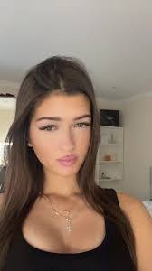 Elizabeth Deans's Instagram, Twitter & Facebook