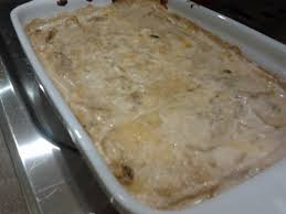 Mettete un tegamino sul gas a fuoco basso, aggiungete il burro, il latte, il grana, la fecola e mischiate con una frusta fino a quando si formerà una crema liscia ed omogenea. Lasagna Di Polenta Con Fonduta Ai Porcini C A S A V A L E