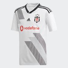 Beşiktaş ve adidas işbirliğiyle geliştirilen formalar, en ileri ve en yenilikçi teknolojiler ile hazırlandı. Besiktas Tan Forma Skandaliyla Ilgili Aciklama Geldi