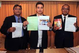 Hang tuah berkata, satu lagi bukti kukuh yang menyokong dakwaan beliau adalah juga anak jins ialah berdasarkan buku biografi jins berjudul suria kencana yang ditulis oleh mohd. Hang Tuah Saya Anak Jins Shamsuddin Yang Sah Artis Meletop