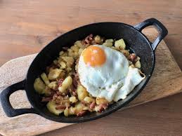 Doe de helft van de boter in de koekenpan. Tiroler Grostl My Happy Kitchen Lifestyle