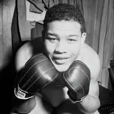 In one of boxing's most dramatic fights, former light-heavyweight champion  Billy Conn, the popular 'Pittsburgh Kid' who had given up his crown to  campaign as a heavyweight, took