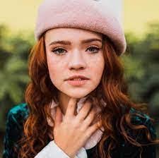 Eva Kinney's Instagram, Twitter & Facebook