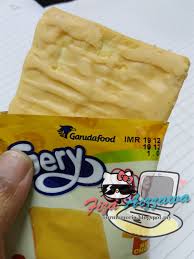 Balik sampai rumah terus buka dan rasa sendiri memang betul lah kata ramai orang biskut ni macam berhantu tau. Rupa Biskut Gery Cheese Crackers