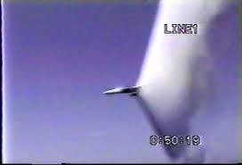 Il s'agissait d'une mission d'assistance à un appareil en difficulté, a expliqué l'armée de l'air. Un Avion De Chasse F 18e Passe Le Mur Du Son