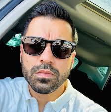 Deaf ASL interpreter trainer Trix **describes drying a dog after a bath.  Look for a full video with several meanings of DRYING! Read with ASL. 100+  videos. **Subscribe!**  [[https://youtu.be/Ja_KaACz5Ms?si=G_XsUe_kmcv47JsE](https://youtu.be/Ja_KaACz5Ms  ...