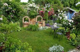 Gestalten sie diese rückwand jedoch nicht zu hoch, sonst kann sie erdrückend wirken. Kleiner Garten Unzahlige Gestaltungsmoglichkeiten